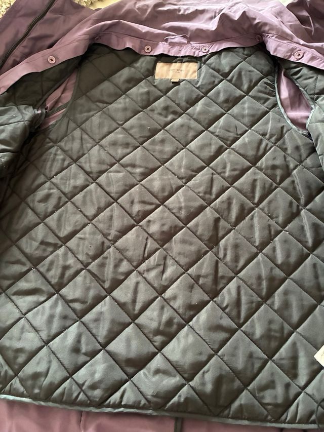 Gabardina Cortefiel color berenjena