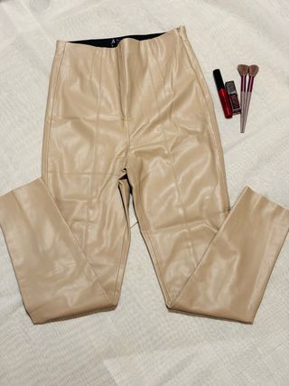 Pantalón cuero mujer beige