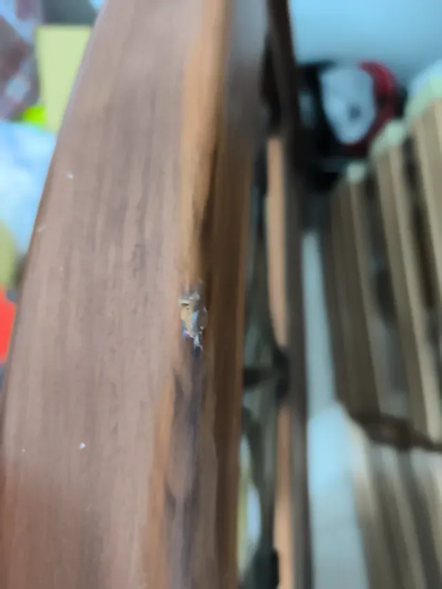 Cabecero de madera con detalles metálicos