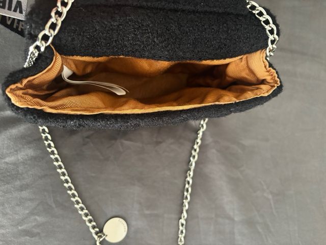 Bolso negro con lazo marrón