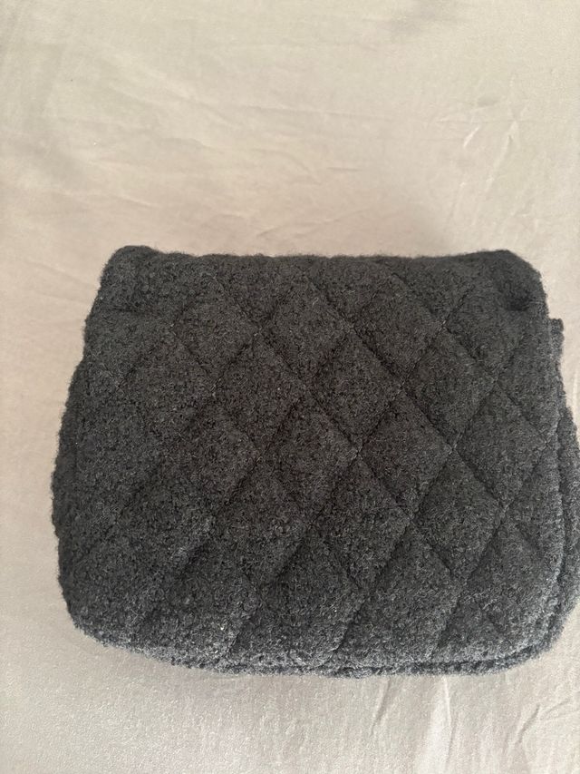 Bolso negro con lazo marrón