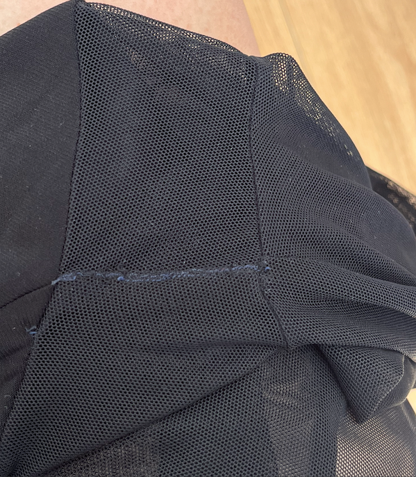 Vestido de noche negro ajustado transparente