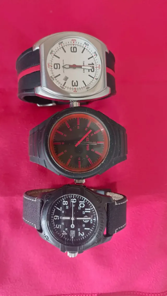 3 relojes de distintas marcas.