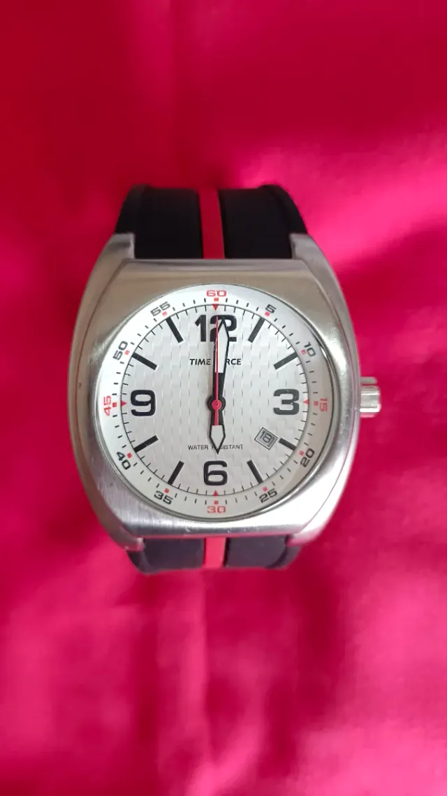 3 relojes de distintas marcas.