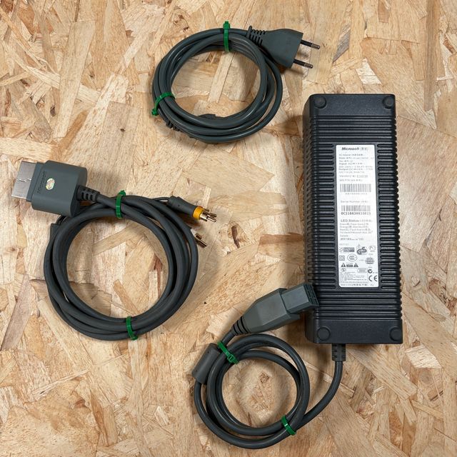 Xbox 360 con Controller, Alimentatore e Gioco