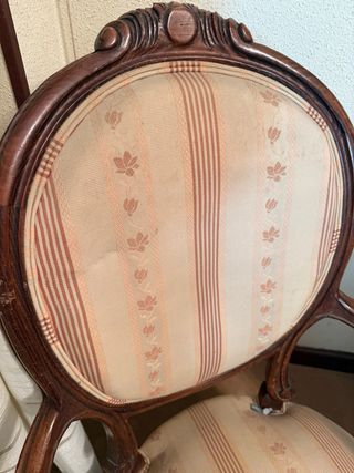 Sillón individual de madera y tela