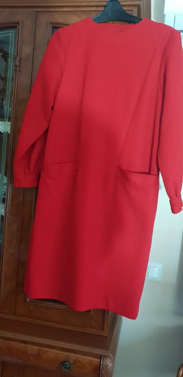 Vestido rojo de manga larga,