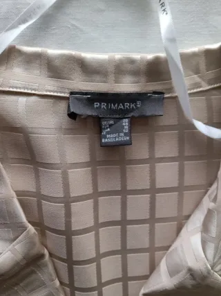 Blusa beige satinada con cuadros