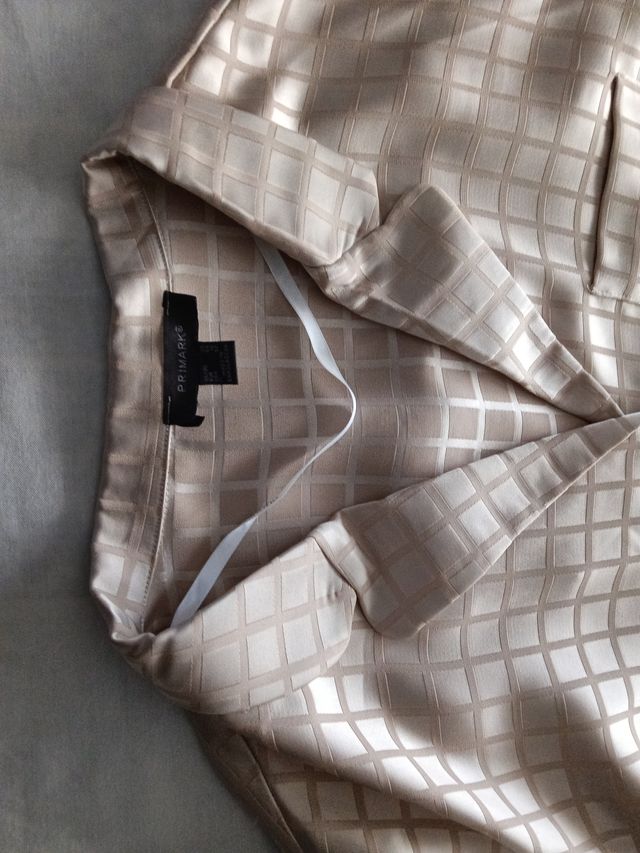 Blusa beige satinada con cuadros