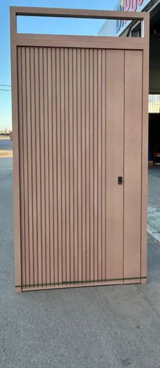 Puerta de aluminio para exterior diseño multilama
