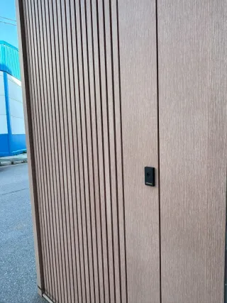 Puerta de aluminio para exterior diseño multilama