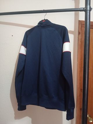 Chaqueta deportiva Nike azul y blanca