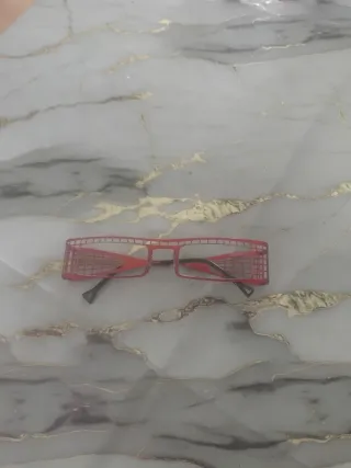 Gli occhiali firmati rossi e neri pesano solo 3 grammi