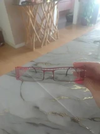 Gli occhiali firmati rossi e neri pesano solo 3 grammi