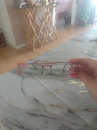 Gli occhiali firmati rossi e neri pesano solo 3 grammi