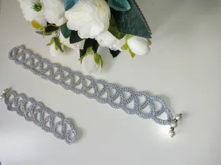 Gargantilla plateada con brazalete a juego 