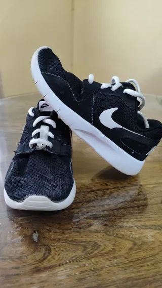 Zapatillas Nike niño negras y blancas.
-Talla 31