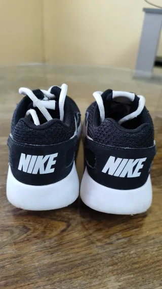 Zapatillas Nike niño negras y blancas.
-Talla 31