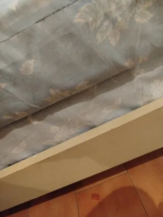 Cama con dos colchones y cabecero