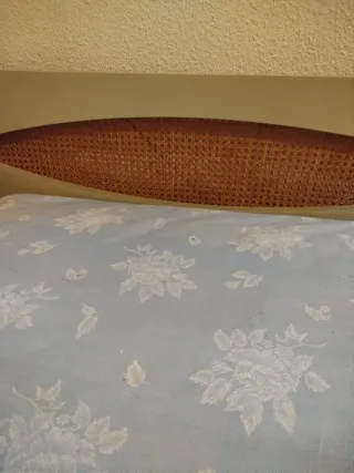 Cama con dos colchones y cabecero