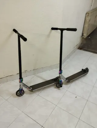 Dos patinetes de freestyle