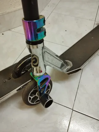 Dos patinetes de freestyle