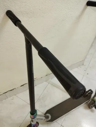 Dos patinetes de freestyle