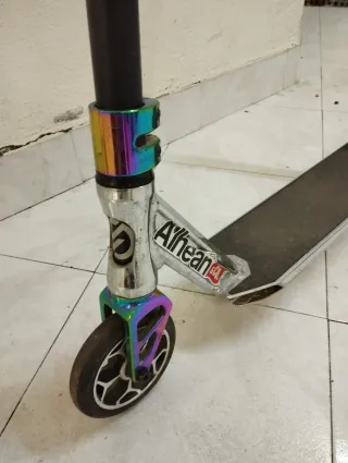 Dos patinetes de freestyle