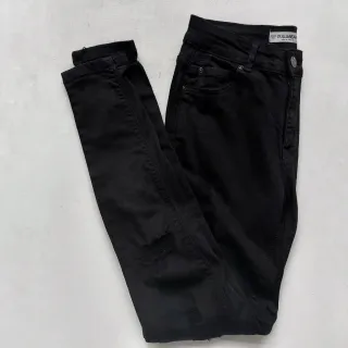 Pantalón vaquero negro pitillo roto Pull&Bear T.36