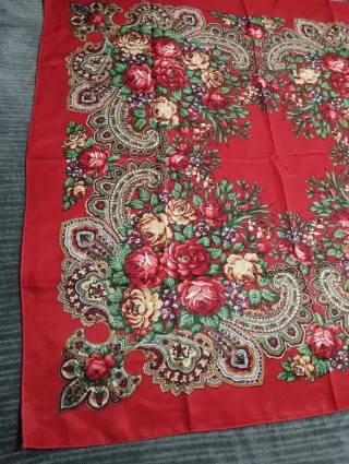 Pañuelo regional rojo flores