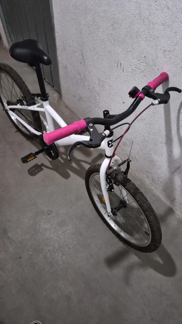Bicicleta infantil blanca y rosa
