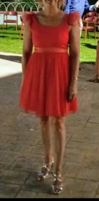 Vestido fiesta rojo con plumas