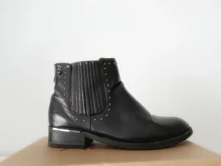 Botín Xti Negro Tachuelas con tapas nuevas.