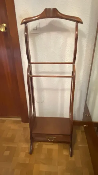 Perchero de pie de madera con cajón