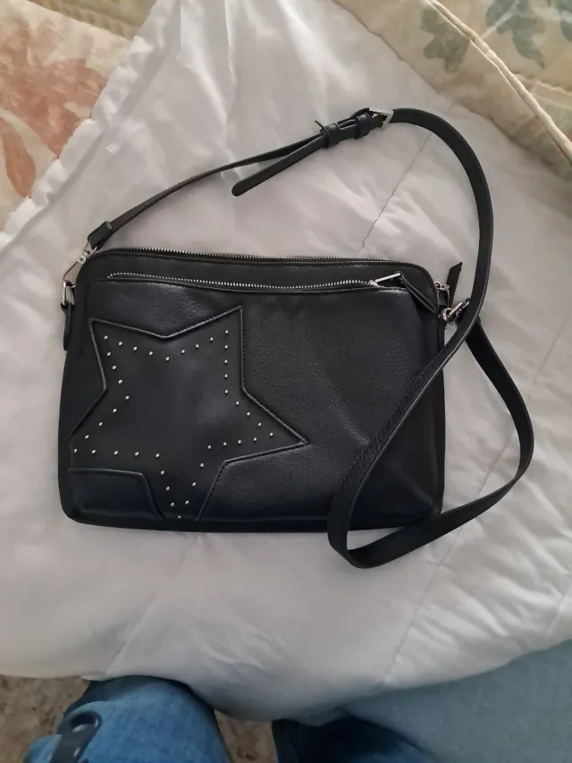 Bolso negro con estrella y tachuelas