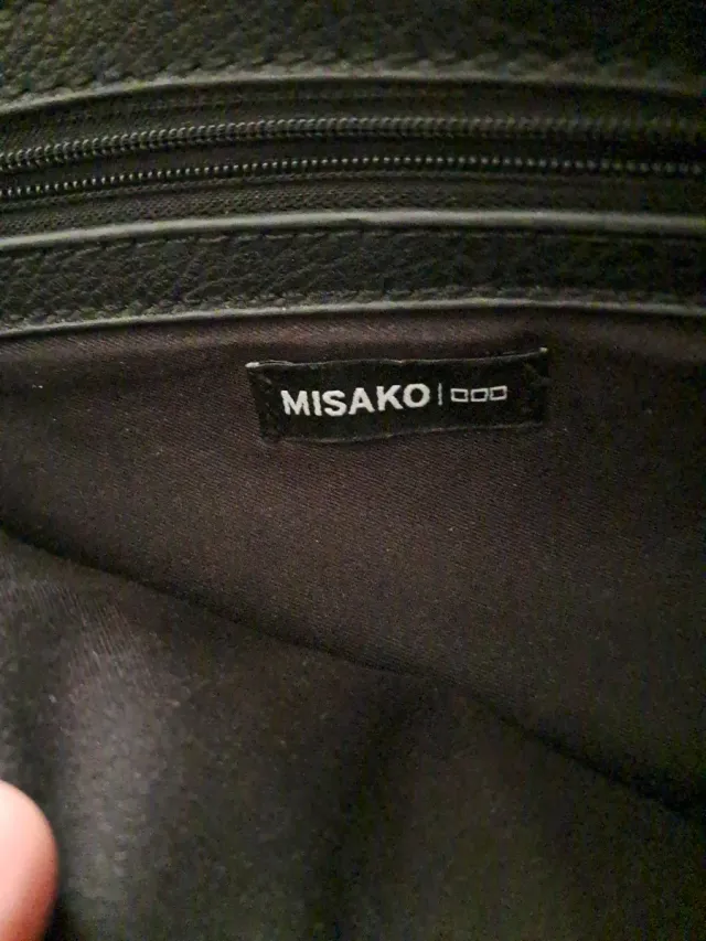 Bolso negro con estrella y tachuelas