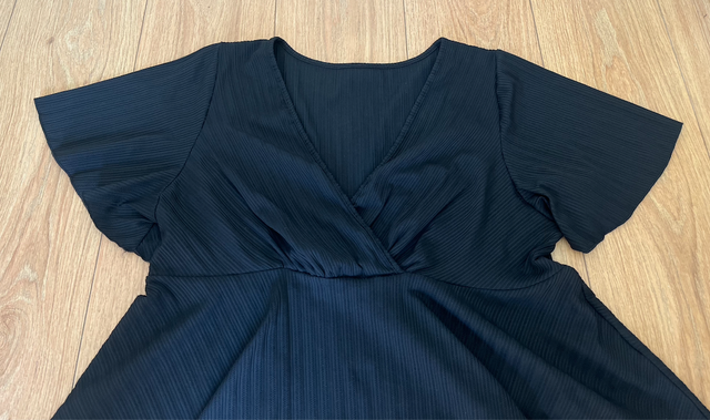 camiseta negra cruzada con escote de canale