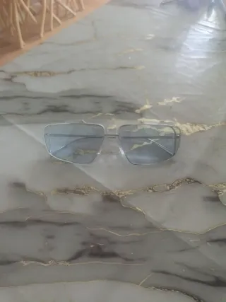 Gafas de sol azules y grises