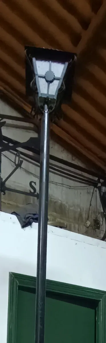 Farol de pie metálico con cristal