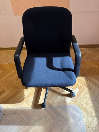 Silla de oficina negra con ruedas y brazos