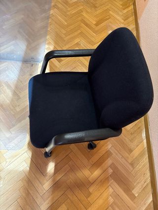 Silla de oficina negra con ruedas y brazos