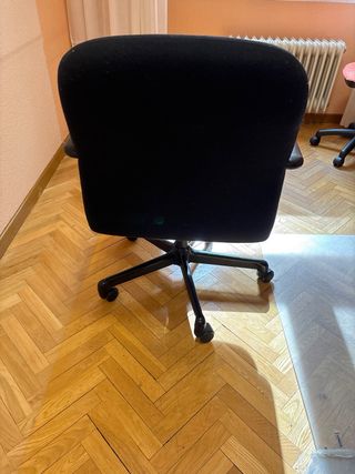 Silla de oficina negra con ruedas y brazos