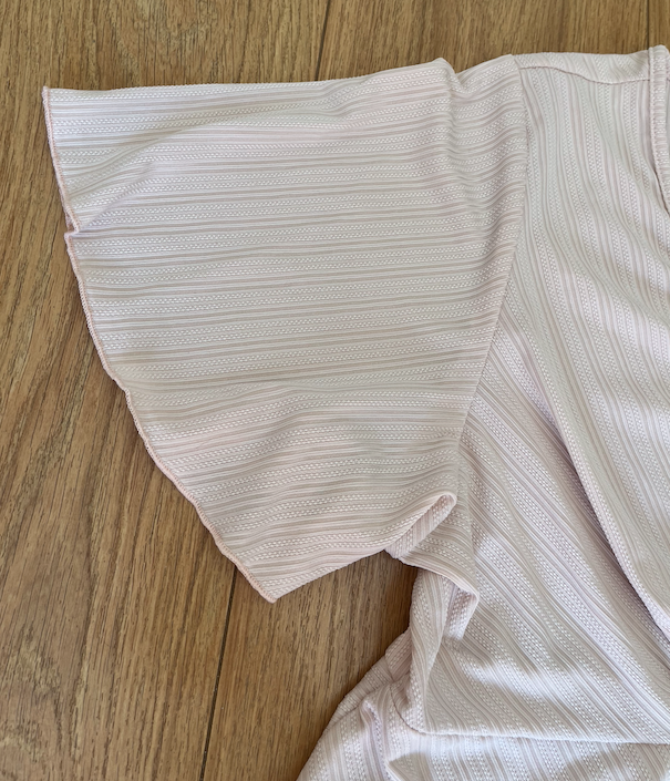 camiseta rosa cruzada con escote de canale