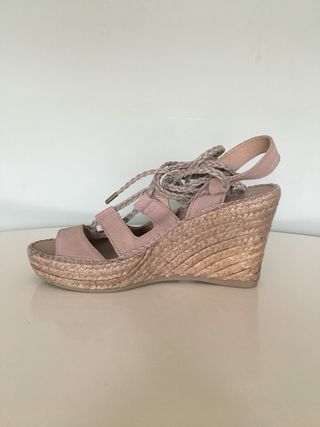 Sandalias con cuña de esparto, color visón de Giko