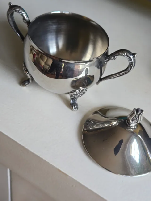 Salero y azucarero de metal y cristal