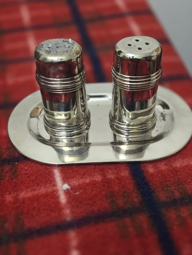 Salero y azucarero de metal y cristal