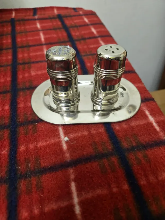 Salero y azucarero de metal y cristal