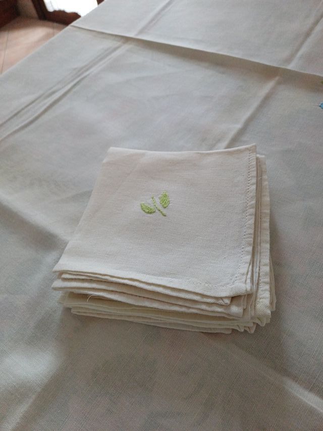 Tovaglia cotone ricamata fiori rosa e azzurri