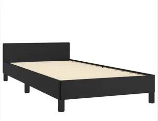 Estructura de cama wengue y base tapizada.