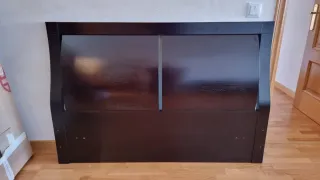 Estructura de cama wengue y base tapizada.